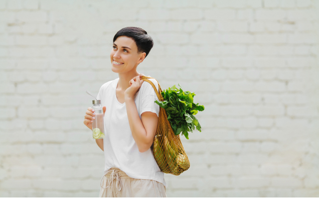 Woman holding bag and lemon water